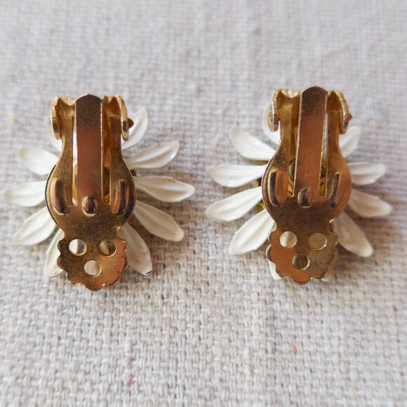 Vintage 60s Daisy Clip on Earrings - Picture 5 of 9
